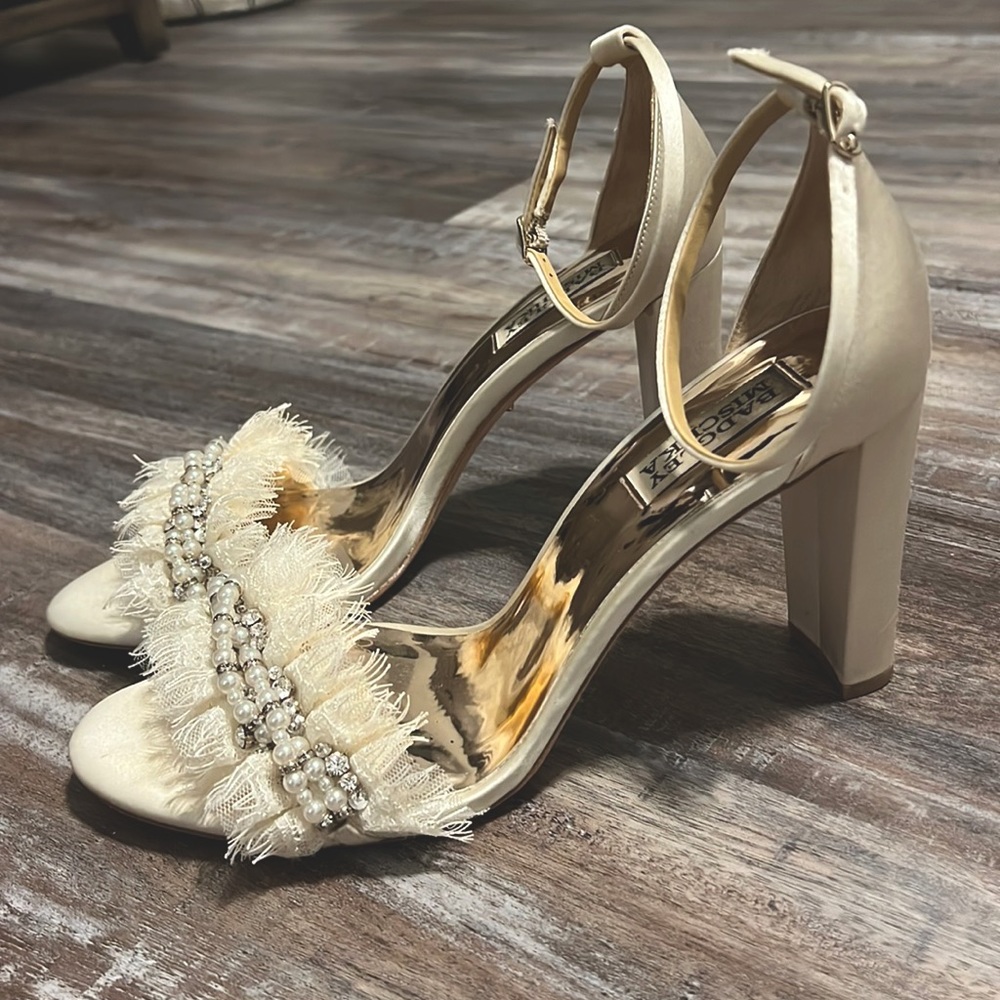 Badgley Mischka Champagne 4in block heel with diamonds and pearls